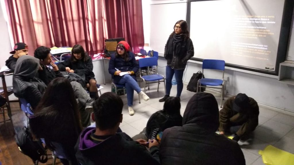 En la asignatura de Artes visuales, los cuartos medios junto a la docente Naomi Duarte trabajan la temática: Género y cuerpo.