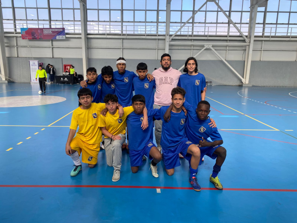 Nuestros estudiantes de enseñanza media son premiados como «Campeones comunales futsal sub14»