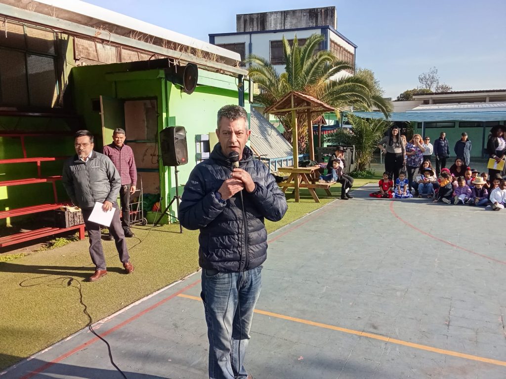 Hoy el LICEO Gabriela Mistral realiza un acto oficial al saludo oficial a Nuestra Bandera Chilena.
