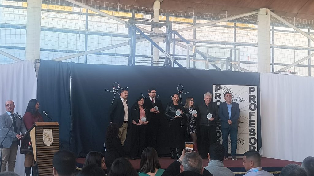 DAEM Independencia entrega galardón de reconocimiento por años de servicio a los docentes de la comuna